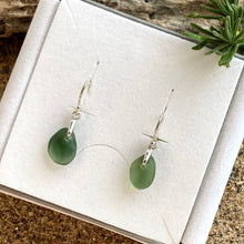 Load image into Gallery viewer, EARRINGS . dangles . green