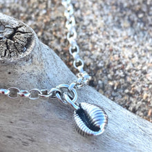 Load image into Gallery viewer, BRACELET . cowrie shell