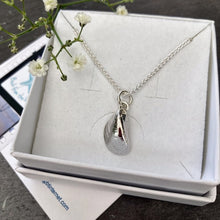 Load image into Gallery viewer, PENDANT . mussel shell . small
