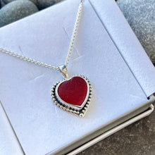 Load image into Gallery viewer, PENDANT . heart . red