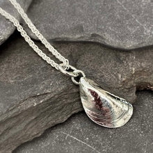 Load image into Gallery viewer, PENDANT . mussel shell . small