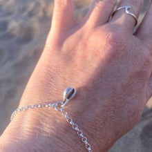 Load image into Gallery viewer, BRACELET . cowrie shell