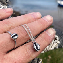 Load image into Gallery viewer, RING . cowrie shell