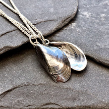Load image into Gallery viewer, PENDANT . mussel shell . large