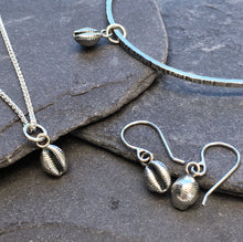 Load image into Gallery viewer, BANGLE . cowrie shell