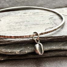 Load image into Gallery viewer, BANGLE . cowrie shell