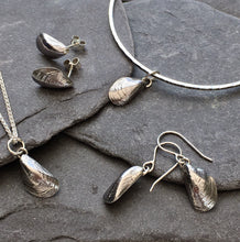 Load image into Gallery viewer, BANGLE . mussel shell