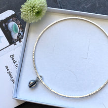 Load image into Gallery viewer, BANGLE . cowrie shell