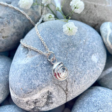 Load image into Gallery viewer, PENDANT . Sundial shell