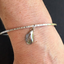 Load image into Gallery viewer, BANGLE . mussel shell