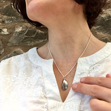 Load image into Gallery viewer, PENDANT . mussel shell . large