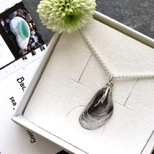 Load image into Gallery viewer, PENDANT . mussel shell . large