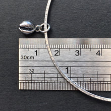 Load image into Gallery viewer, BANGLE . cowrie shell