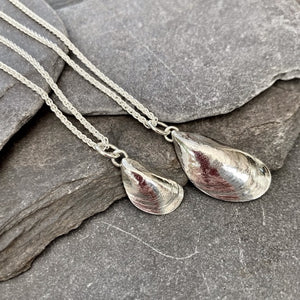 PENDANT . mussel shell . small