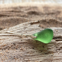 Load image into Gallery viewer, PENDANT . wave . green . 1
