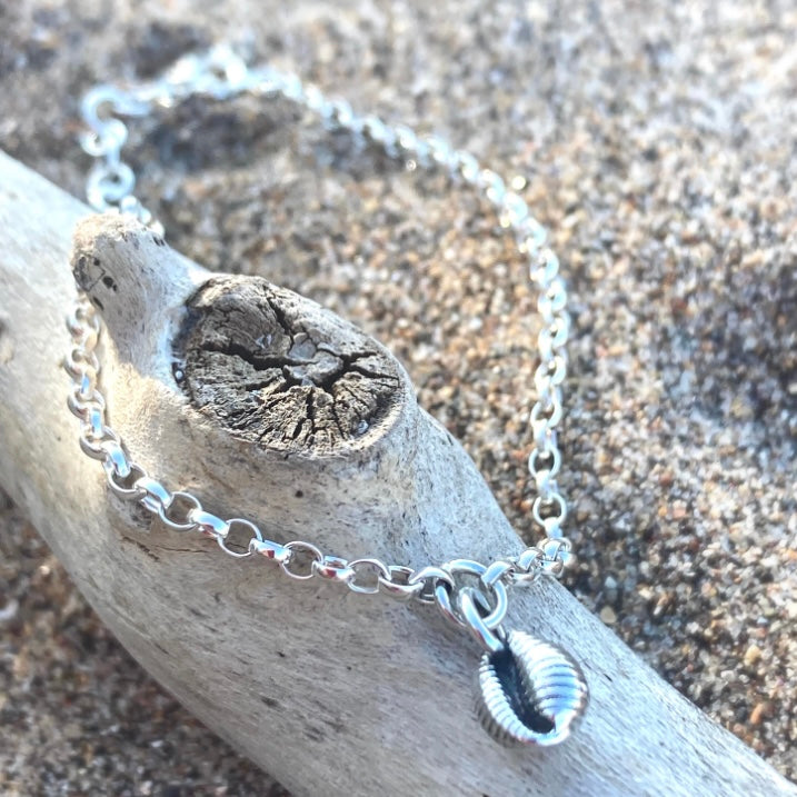 BRACELET . cowrie shell