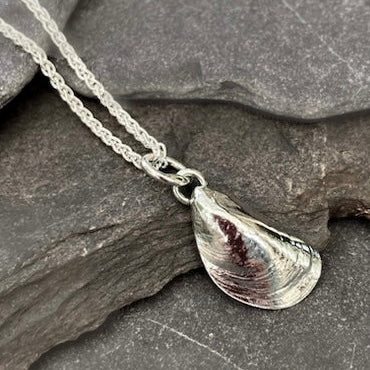 PENDANT . mussel shell . small
