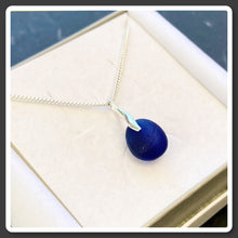 Load image into Gallery viewer, PENDANT . wave . blue
